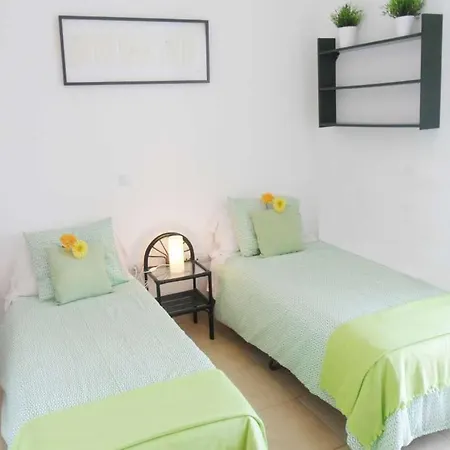Sleeps 6 Pool Wifi Apartment